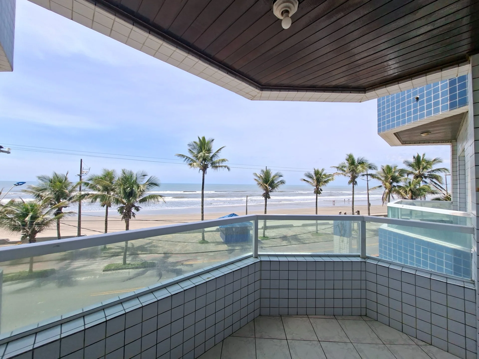 Apartamento Frente Mar com Planta Ampla e Vista Definitiva