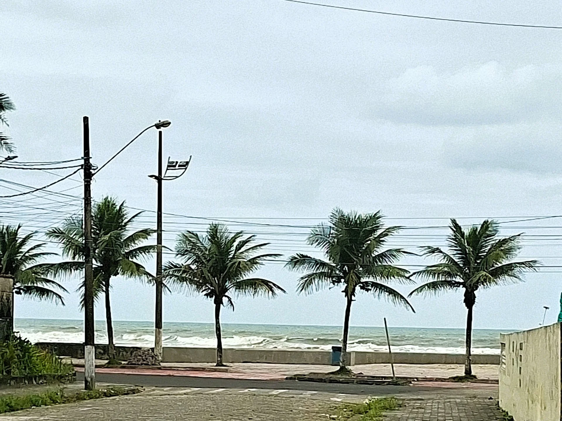 Casa Térrea Reformada a Poucos Passos da Praia