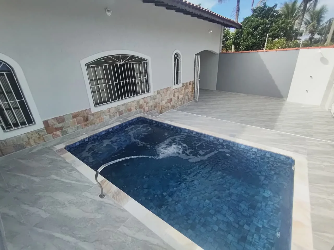 Casa Reformada com Piscina em Lote Inteiro Próxima à Praia