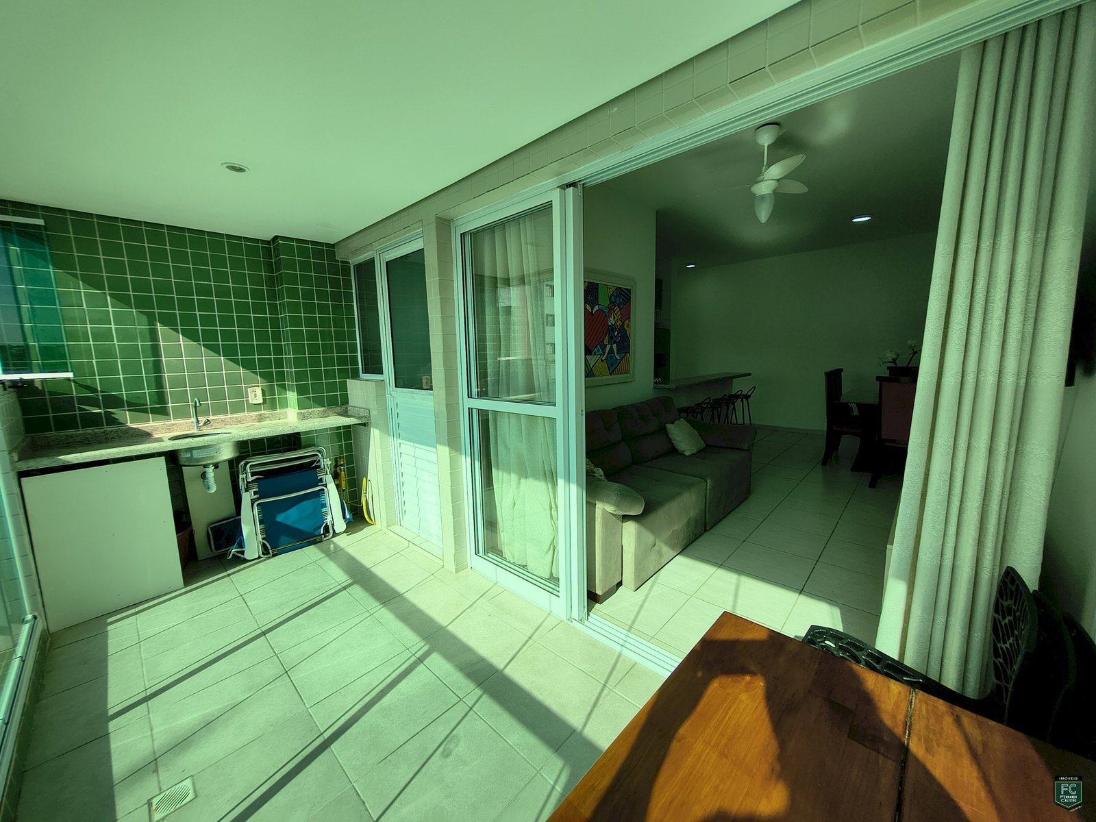 Apartamento com 2 Varandas e Vista Mar Próximo à Praia