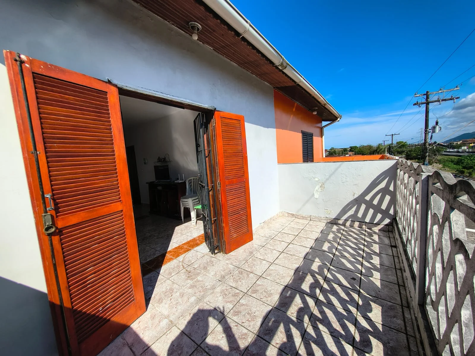 Casa Mobiliada com Varanda e Vista Livre a 300m da Praia