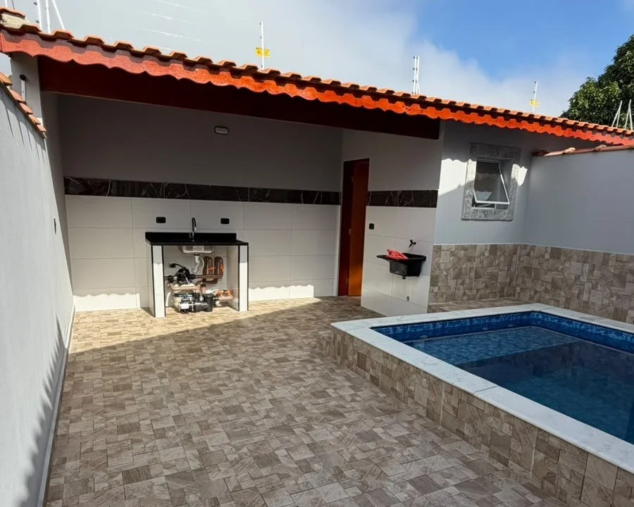Casa Nova c/ Piscina e Excelente Padrão Construtivo