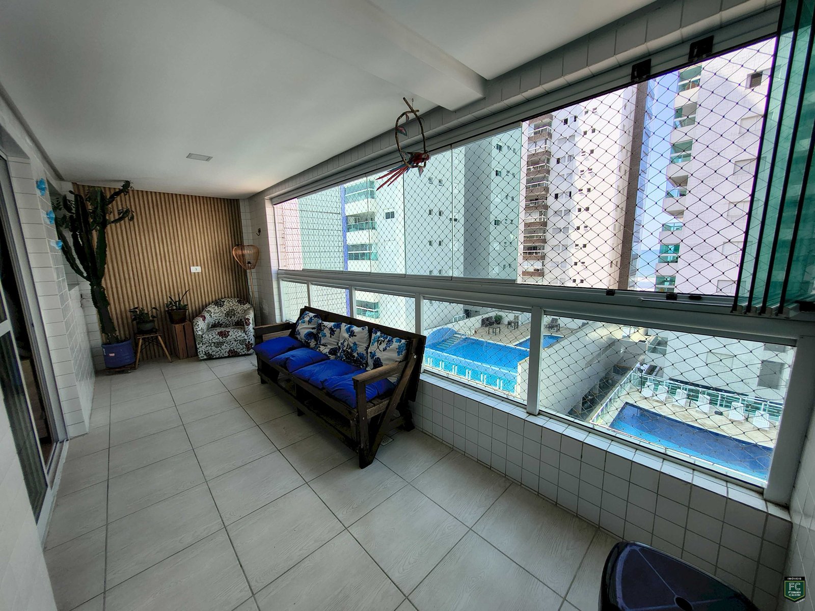 Locação Def.: Apto 2 Dorms 1 Suíte Mobiliado e Varanda Ampla