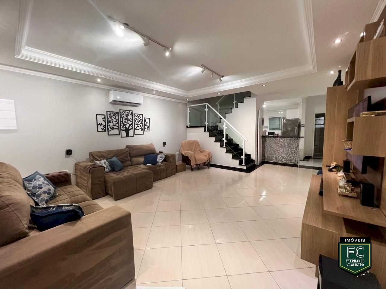 Sobrado 3 dorms 3 banheiros 2 vagas 121,38m² a 300m da praia