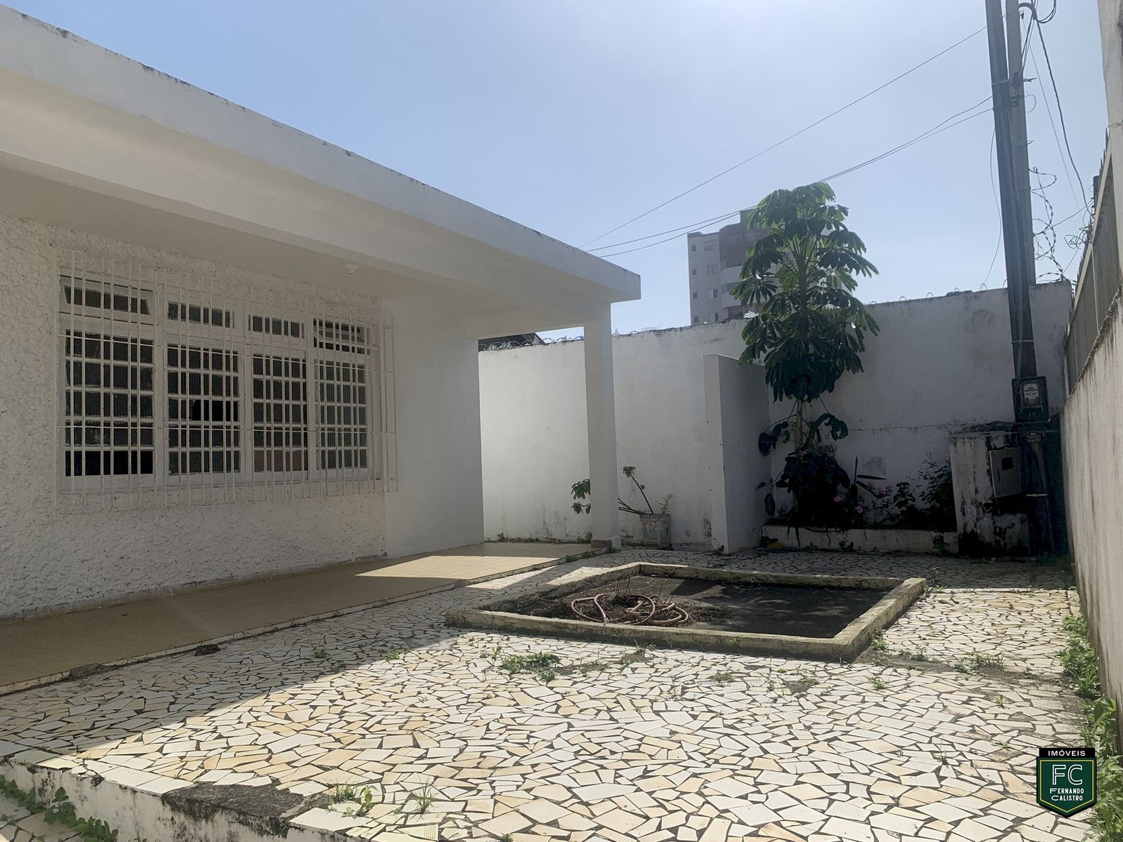Casa em Lote Inteiro a 50m da Praia com Grande Potencial