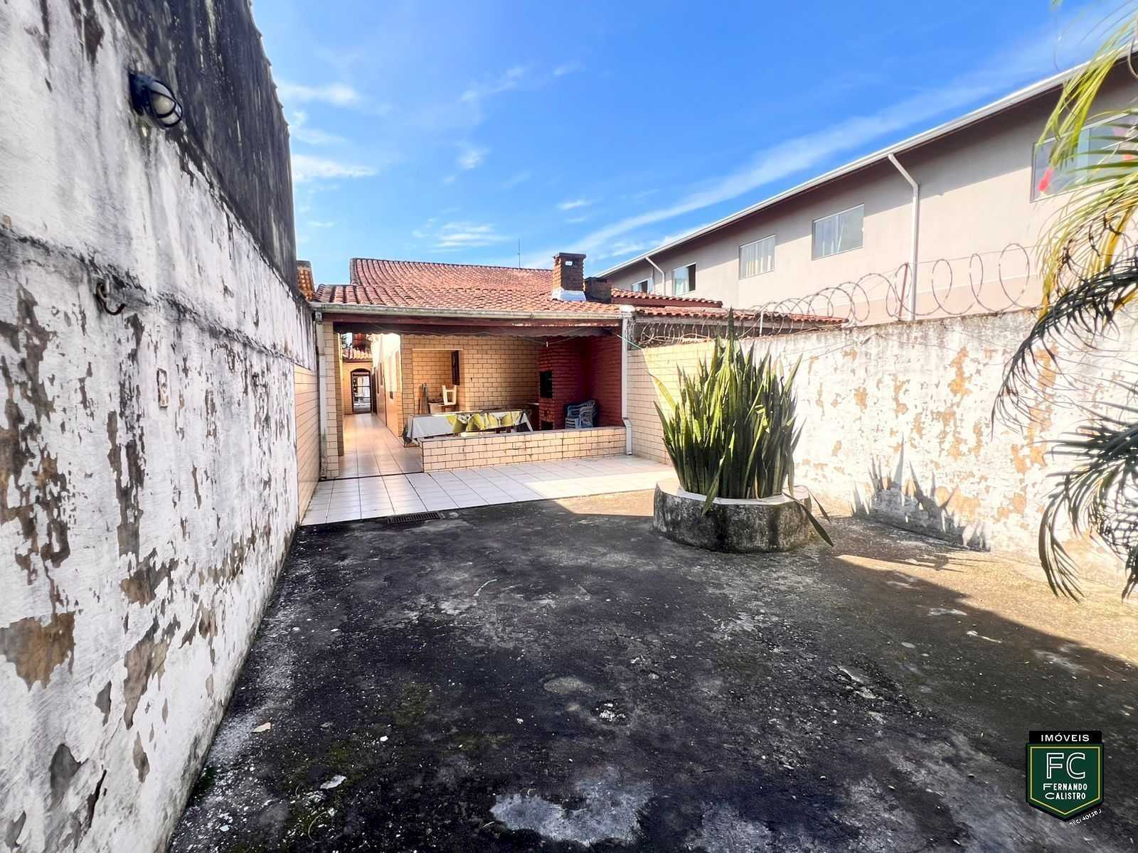 Casa 2 Dormitórios com Terreno Grande (210m²) Perto da Praia
