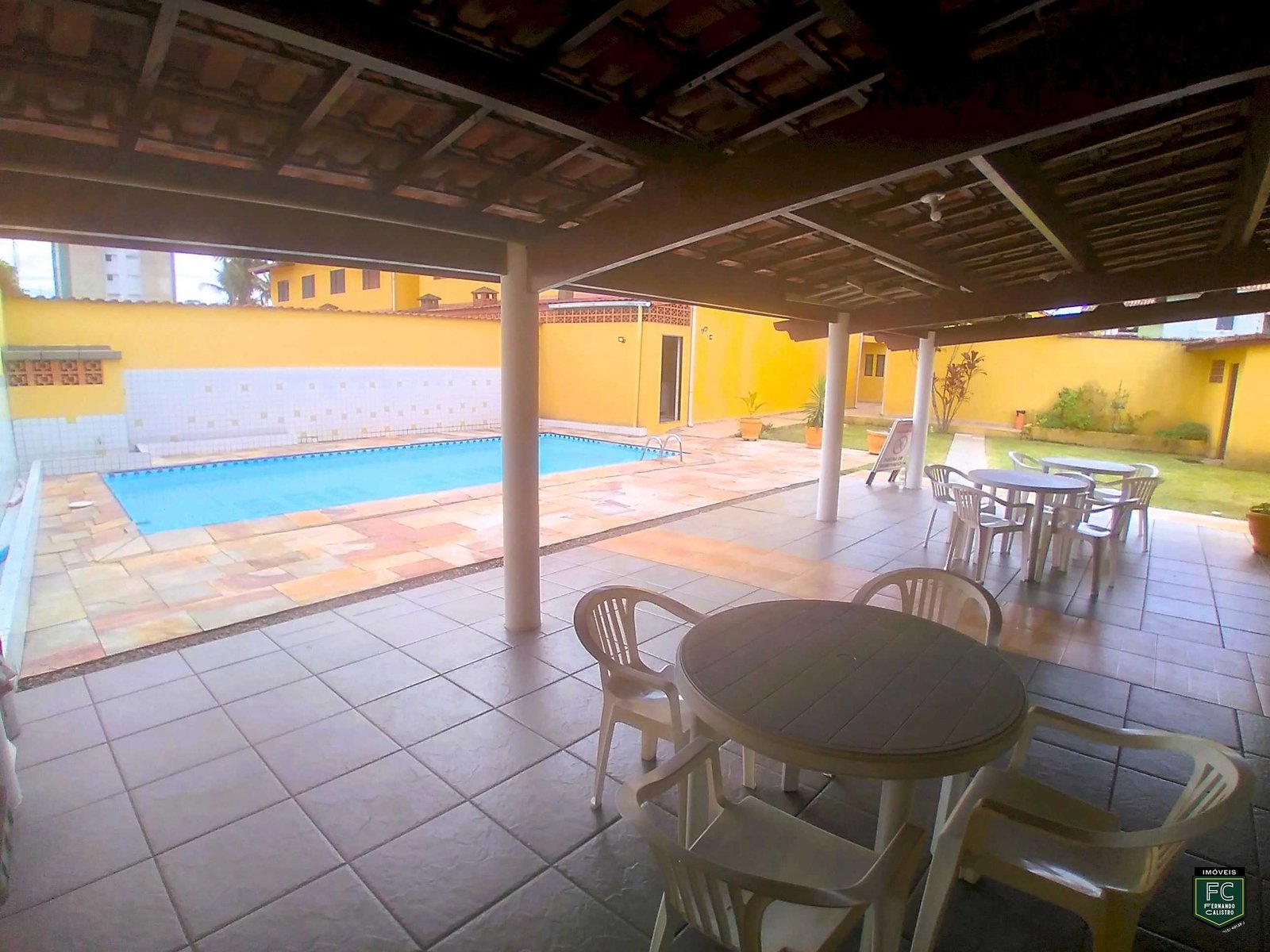 Sobrado em Condomínio com Piscina a 100m da Praia
