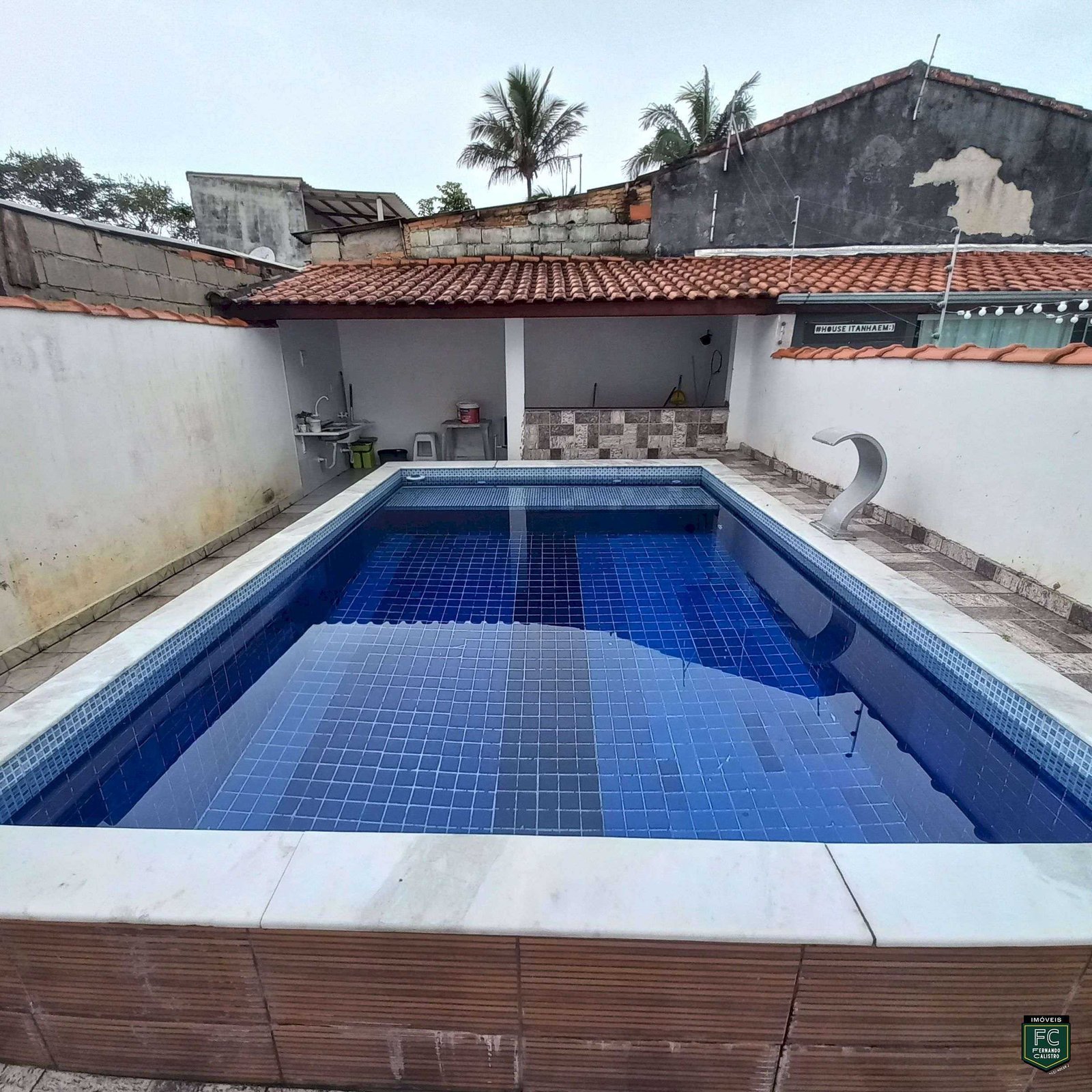 Casa com Piscina e Quintal Amplo em Ótima Localização