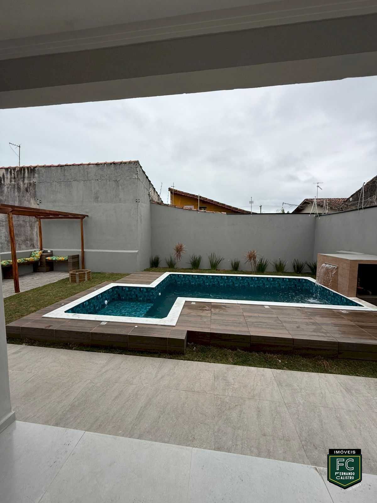 Casa Nova Isolada de Alto Padrão com Piscina e Quintal Amplo