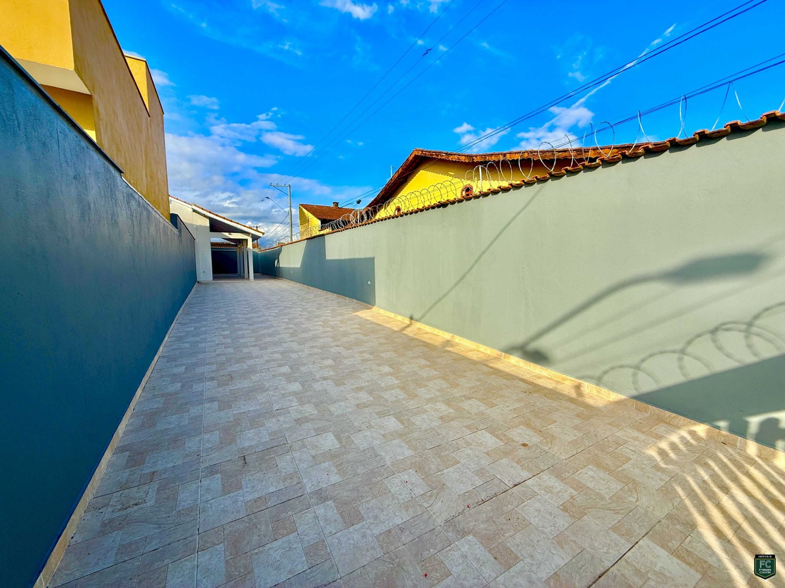 Casa 2 Quartos com Terreno Amplo de 252m² e Pagamento Direto