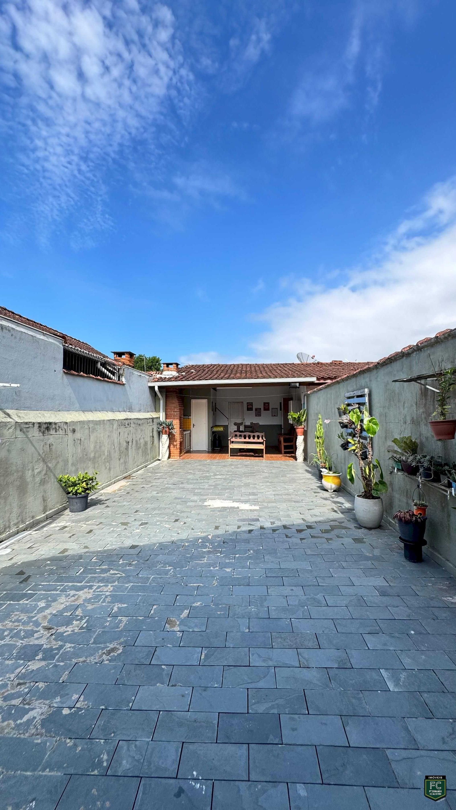 Casa 3 Dorms com Gourmet Terreno 5 x 50m a 200 mts da praia