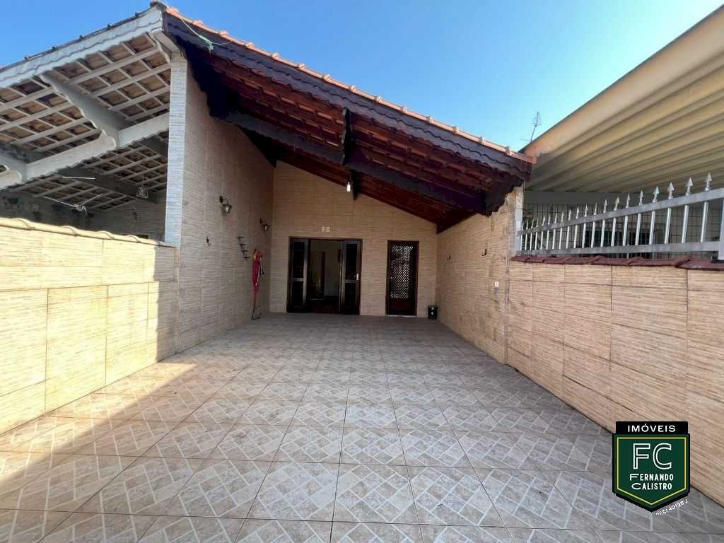 Casa 2 Dorms com Churrasqueira e 4 Vagas 2 Quadras da Praia