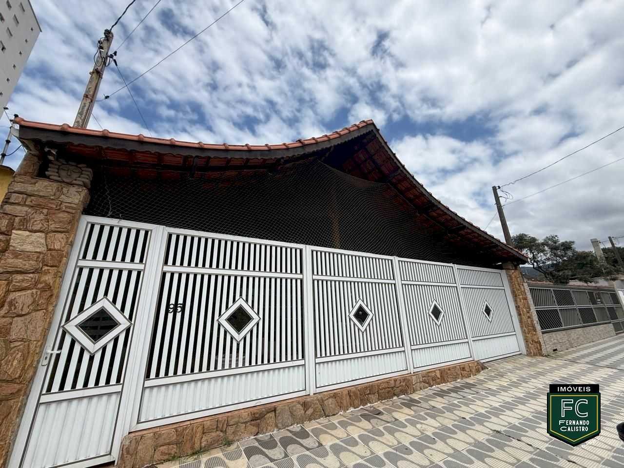 Casa Térrea 3 Dormitórios Terreno Amplo de 295m² A 95m Praia
