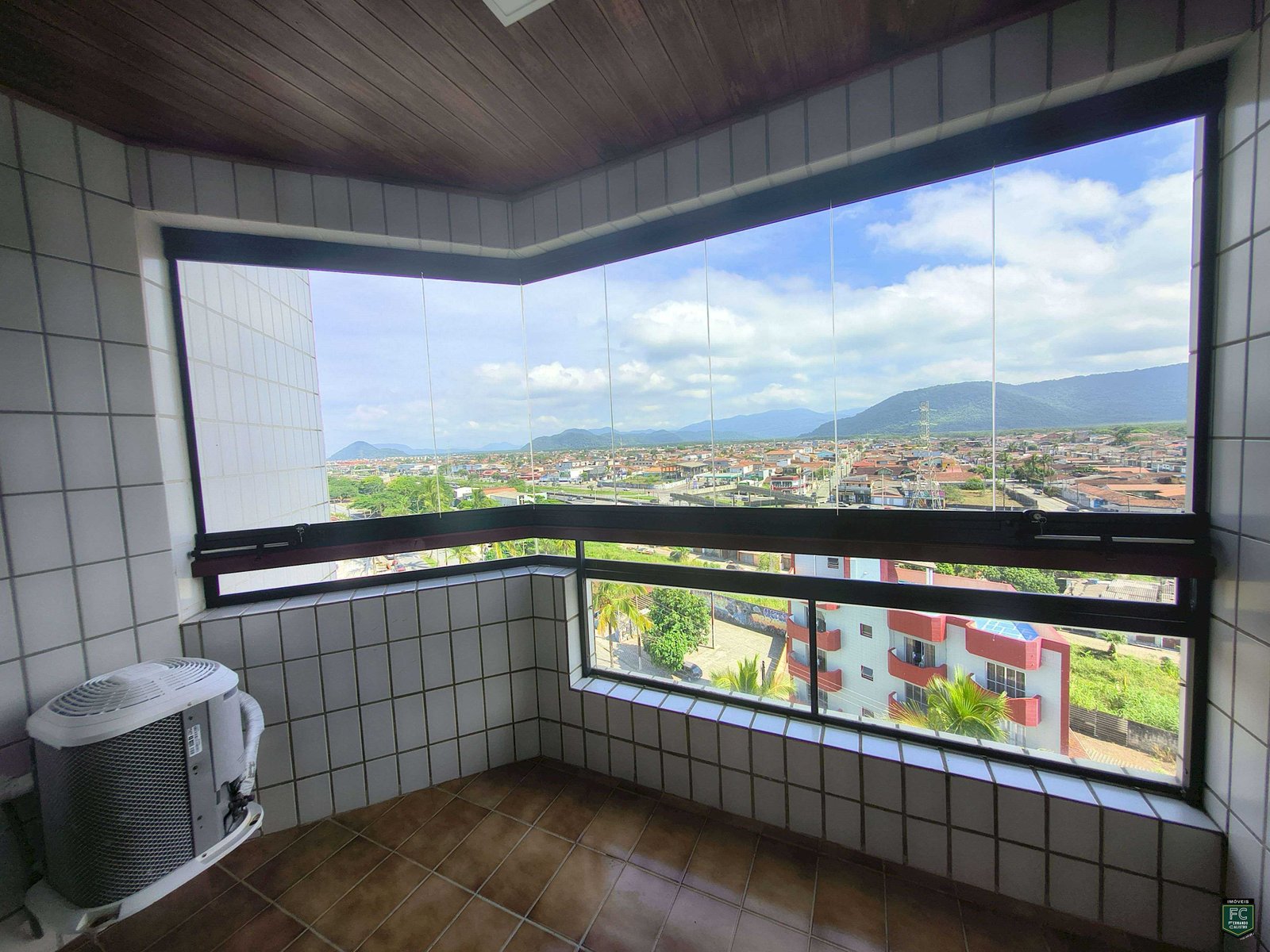 Apto 2 Dorms 83m² Reformado com Varanda e Vista Livre