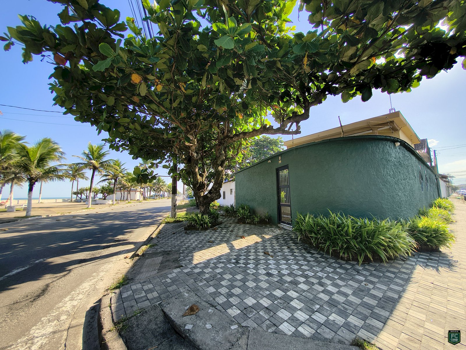 Sobrado Frente Mar com Lote Inteiro e Vista Definitiva