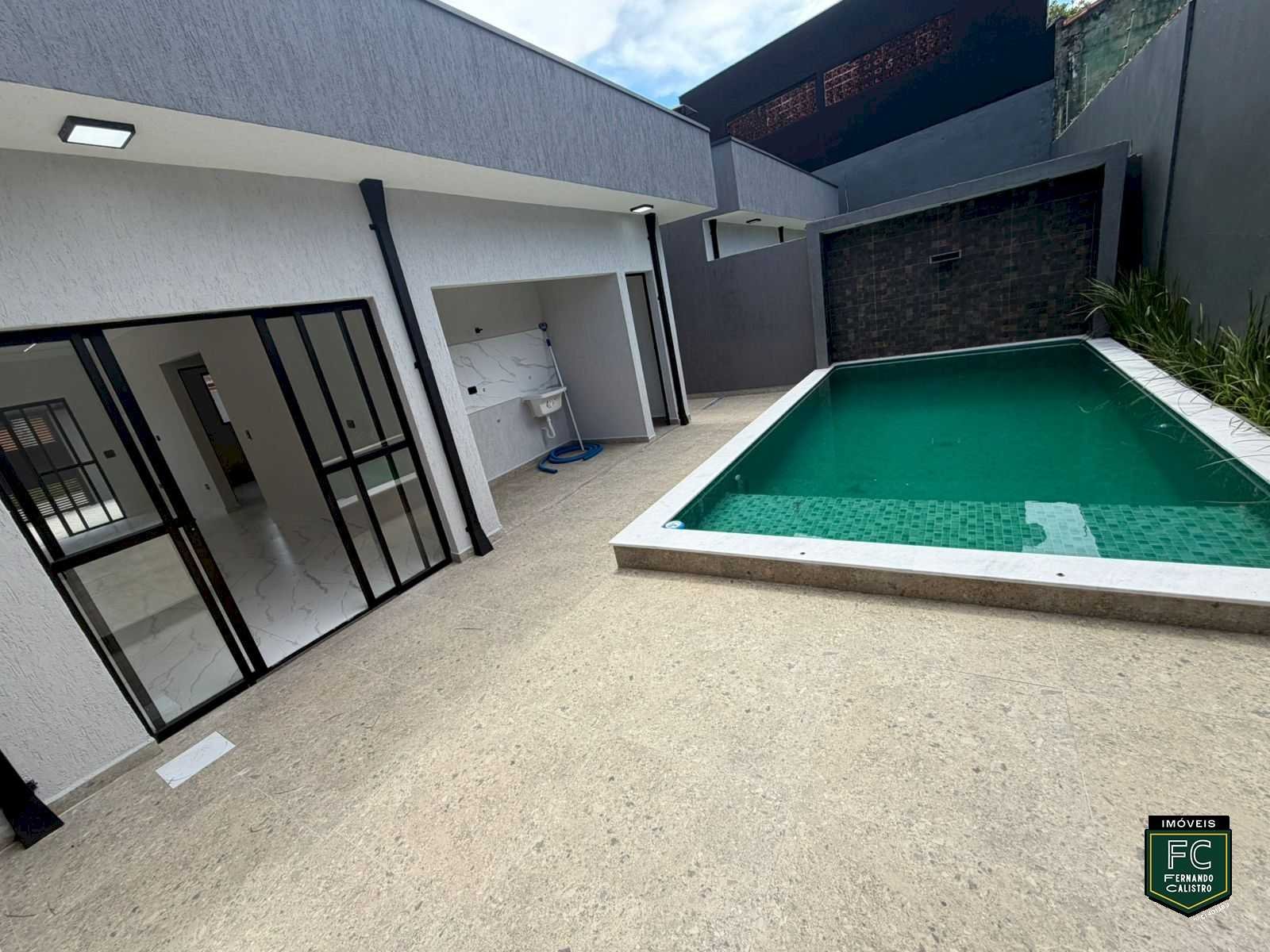 Casa Espaçosa e Moderna 198m² com Piscina Perto da Praia