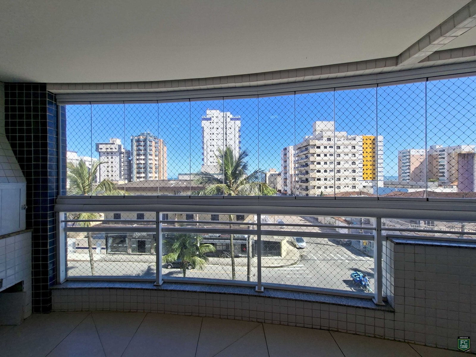 Locação Def.: Apto 2 Dorms e Varanda Gourmet a 150m da Praia
