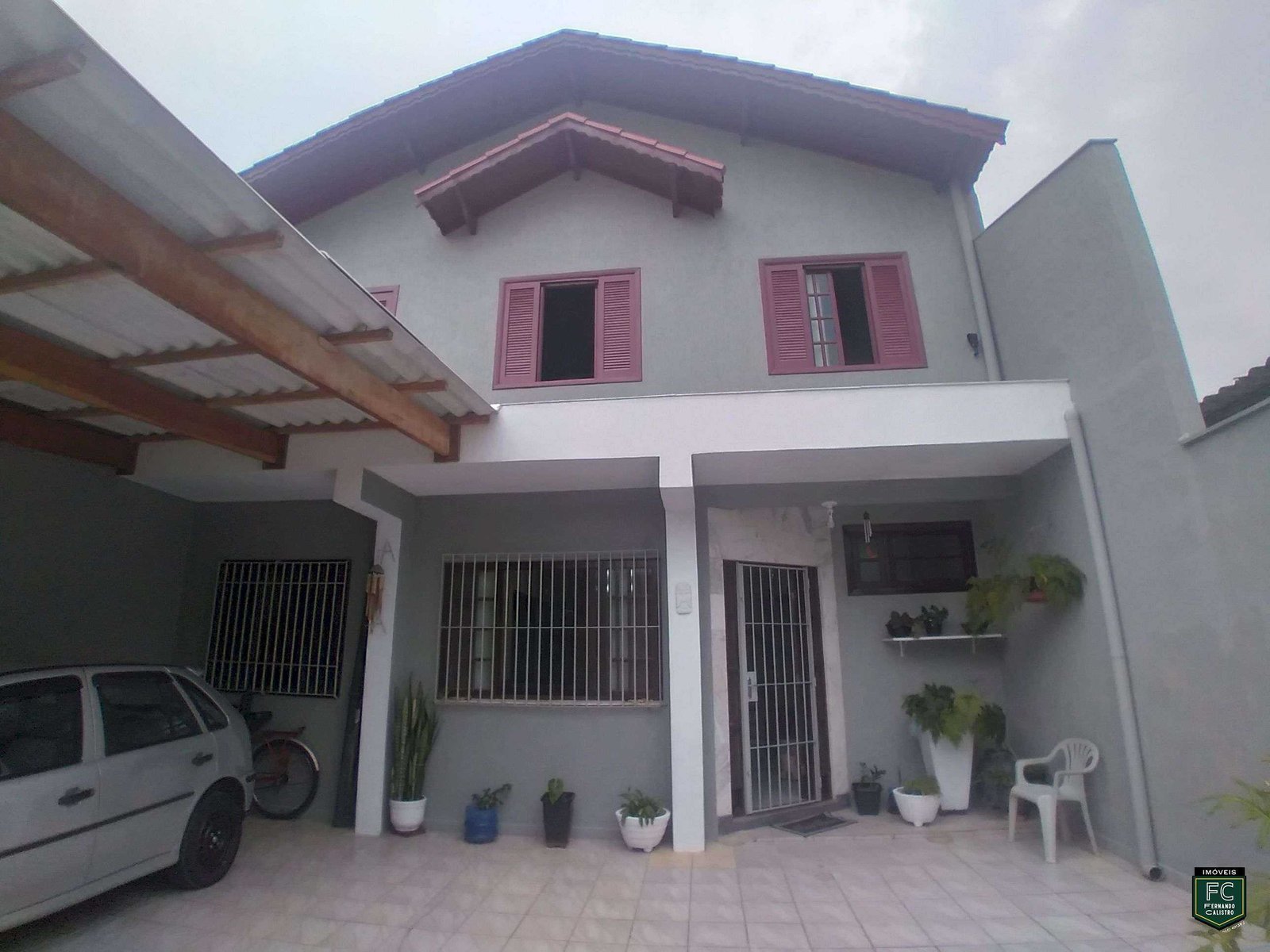 Sobrado Reformado com 4 Dorms e Área Gourmet Perto da Praia