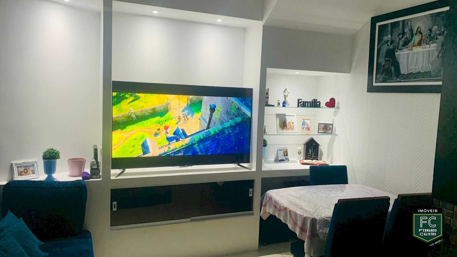 Casa com Suíte em Condomínio com Piscina
