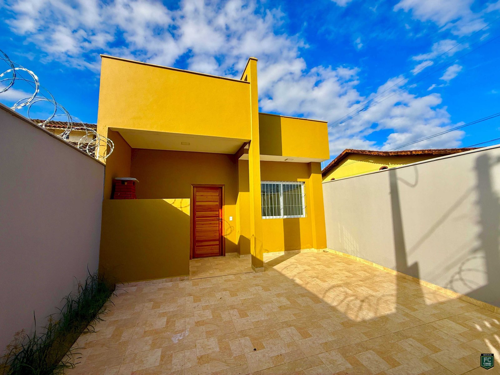 Invista ou More! Casa 2 Dormitórios em Região Comercial