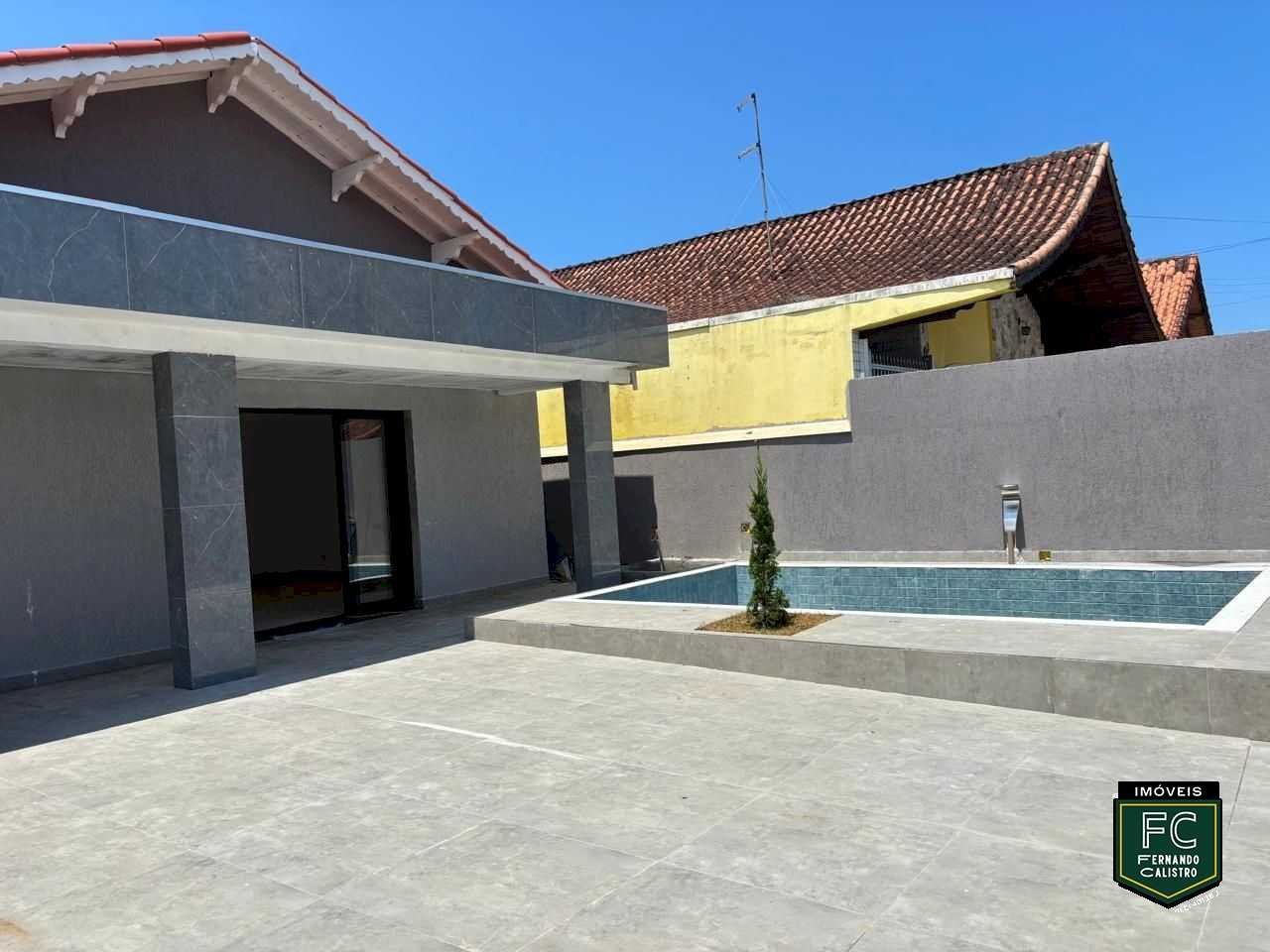 3 SUÍTES, PISCINA E POUCOS PASSOS DO MAR