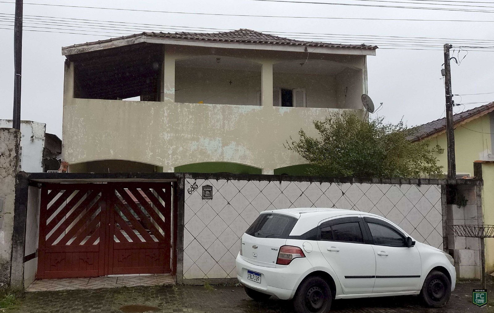 SOBRADO LOTE INTEIRO 3 DORMITÓRIOS (1 SUÍTE), QUINTAL C/ ÁREA GOURMET C/ CHURRASQUEIRA, ESPAÇO P/ PISCINA, TERRENO EXTRA, JD. AGUAPEÚ - MONGAGUÁ - SP