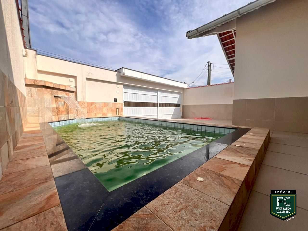 Casa Isolada com Piscina 3 Dormitórios em Lote Inteiro 250m²