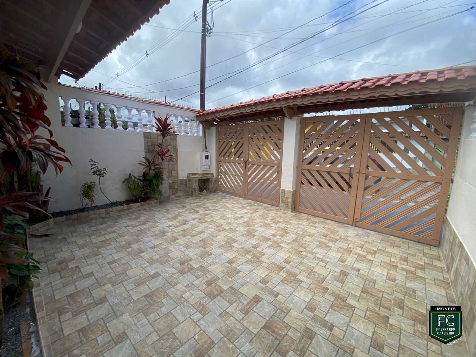 Casa Térrea com Área Gourmet a 700 m da Praia de Mongaguá