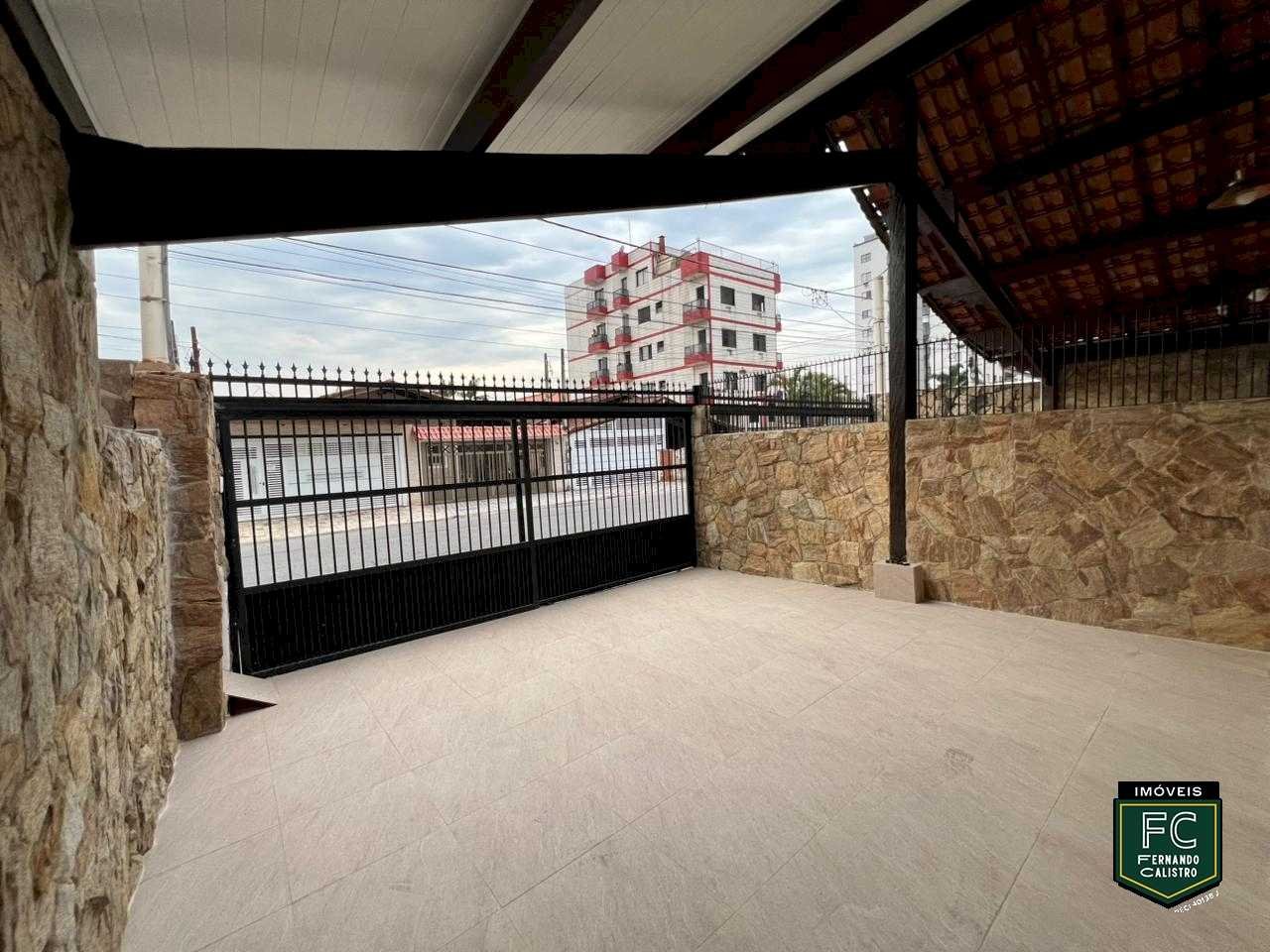 Casa com Piscina e Área Gourmet a Passos do Mar