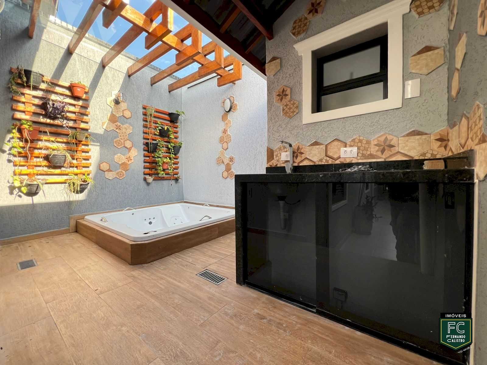 Casa 3 Dorms 2 Suítes Diferenciada com Espaço Gourmet e Spa